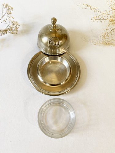 Beurrier cloche en métal argenté, motif éléphant
