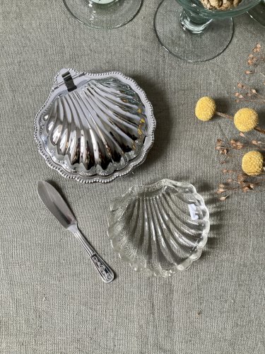 Beurrier coquillage en métal avec coupelle en verre et couteau, vers 1950-1960