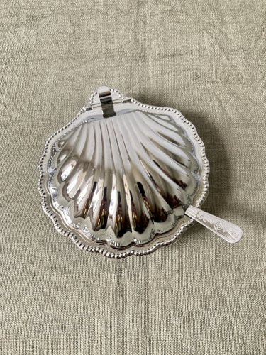 Beurrier coquillage en métal avec coupelle en verre et couteau, vers 1950-1960