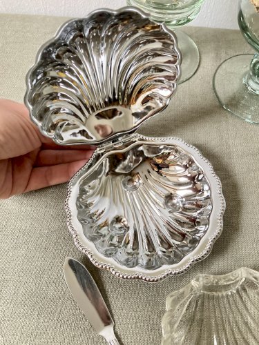 Beurrier coquillage en métal avec coupelle en verre et couteau, vers 1950-1960