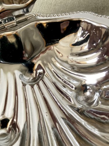 Beurrier coquillage en métal avec coupelle en verre et couteau, vers 1950-1960