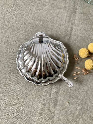 Beurrier coquillage en métal avec coupelle en verre et couteau, vers 1950-1960