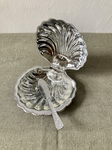 Beurrier coquillage en métal avec coupelle en verre et couteau, vers 1950-1960