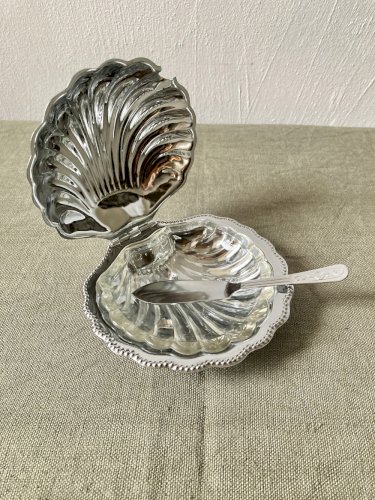 Beurrier coquillage en métal avec coupelle en verre et couteau, vers 1950-1960