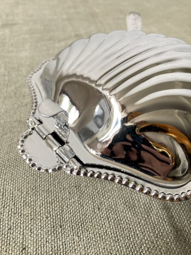 Beurrier coquillage en métal avec coupelle en verre et couteau, vers 1950-1960