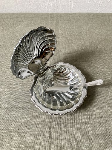 Beurrier coquillage en métal avec coupelle en verre et couteau, vers 1950-1960
