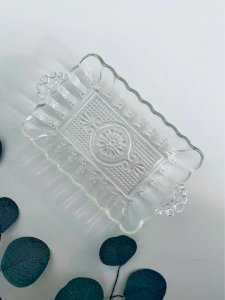 Beurrier Plateau en Verre Moulé Vintage Motifs Perlés Fleurs Style Campagne