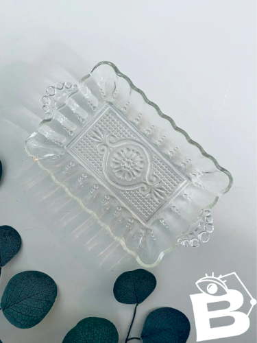 Beurrier Plateau en Verre Moulé Vintage Motifs Perlés Fleurs Style Campagne