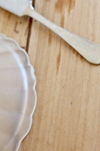 Beurrier vintage coquillage en métal argenté et verre avec couteau - Style