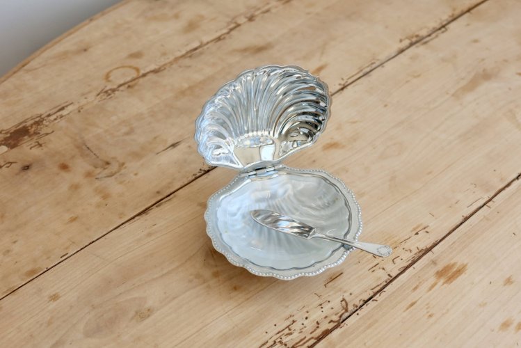 Beurrier vintage coquillage en métal argenté et verre avec couteau - Style