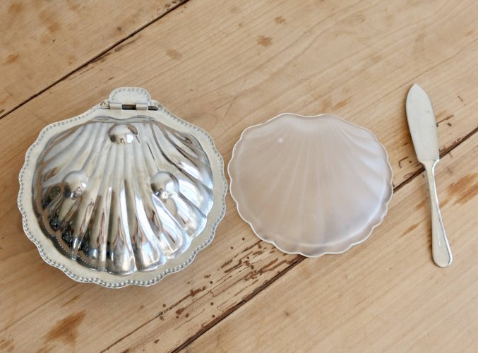 Beurrier vintage coquillage en métal argenté et verre avec couteau - Style