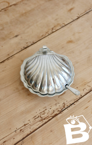 Beurrier vintage coquillage en métal argenté et verre avec couteau - Style