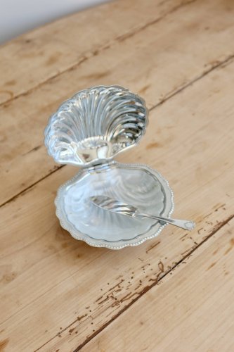 Beurrier vintage coquillage en métal argenté et verre avec couteau - Style