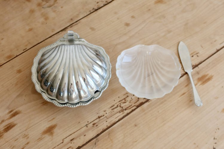 Beurrier vintage coquillage en métal argenté et verre avec couteau - Style