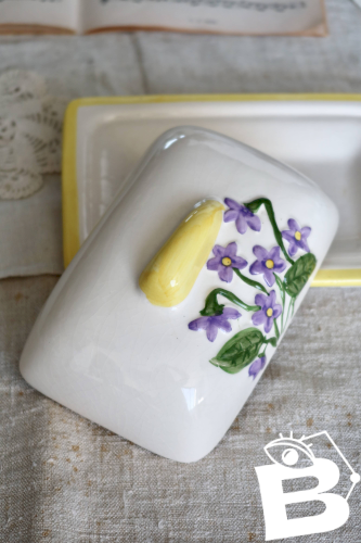 Beurrier vintage en barbotine et faïence à décor floral