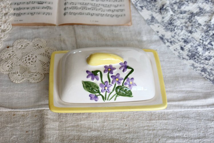 Beurrier vintage en barbotine et faïence à décor floral