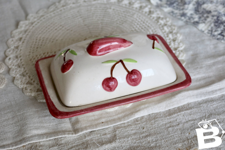 Beurrier vintage en barbotine et faïence - Motif cerise