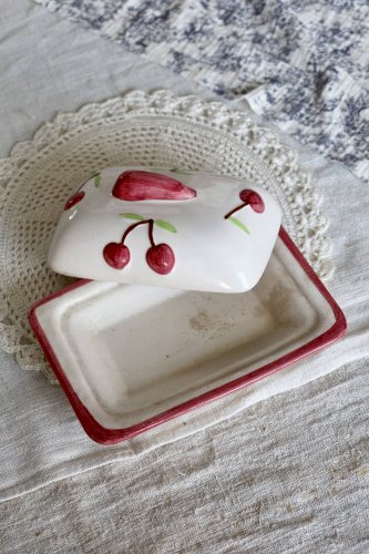 Beurrier vintage en barbotine et faïence - Motif cerise