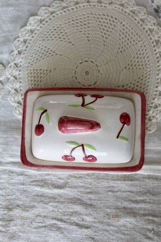 Beurrier vintage en barbotine et faïence - Motif cerise