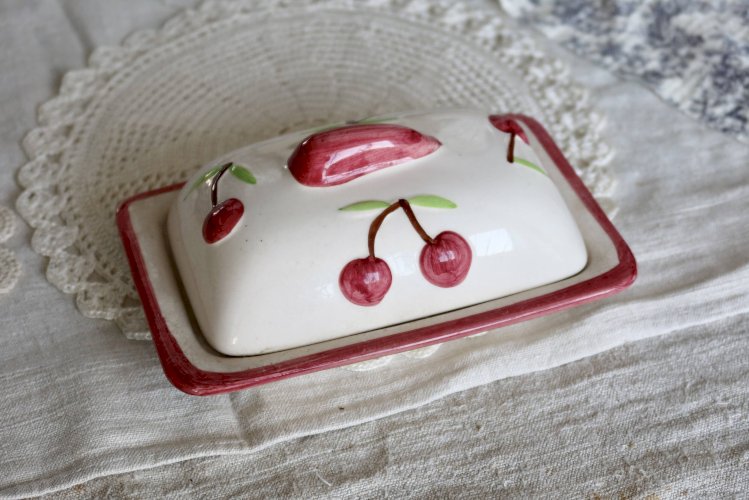 Beurrier vintage en barbotine et faïence - Motif cerise
