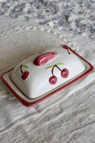 Beurrier vintage en barbotine et faïence - Motif cerise