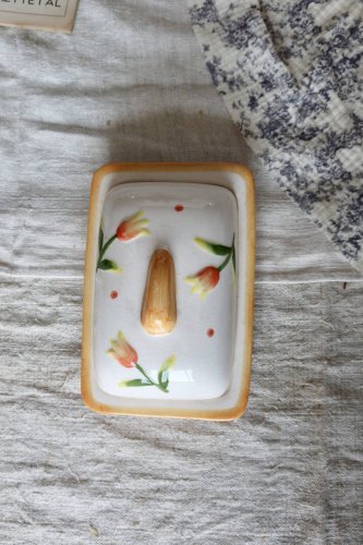 Beurrier vintage en faïence et barbotine tulipes