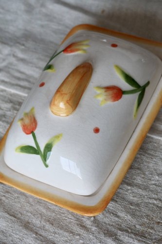Beurrier vintage en faïence et barbotine tulipes