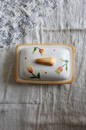 Beurrier vintage en faïence et barbotine tulipes