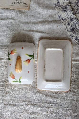 Beurrier vintage en faïence et barbotine tulipes