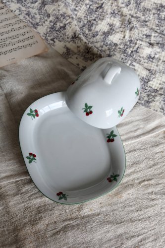 Beurrier vintage en porcelaine blanche motif framboises