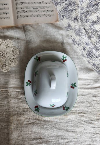 Beurrier vintage en porcelaine blanche motif framboises