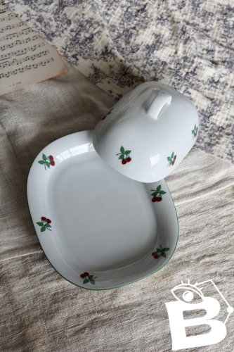 Beurrier vintage en porcelaine blanche motif framboises