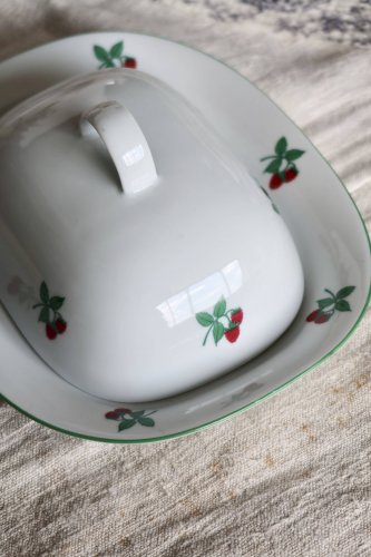 Beurrier vintage en porcelaine blanche motif framboises