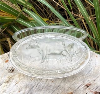 Beurrier vintage en verre moulé motif vache en relief