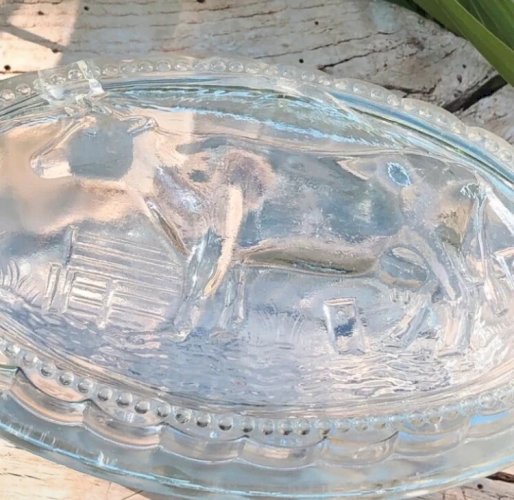 Beurrier vintage en verre moulé motif vache en relief