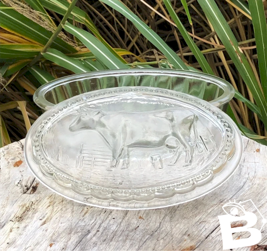 Beurrier vintage en verre moulé motif vache en relief
