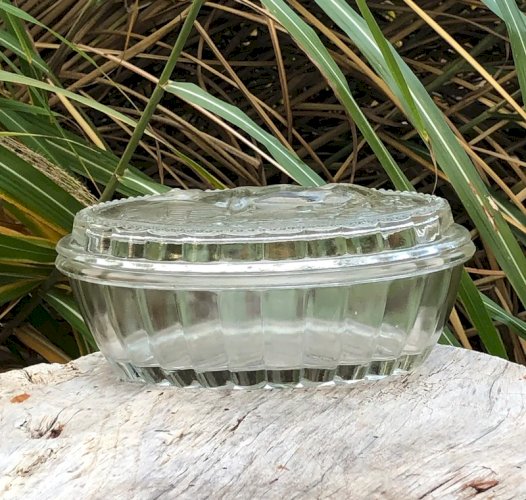 Beurrier vintage en verre moulé motif vache en relief