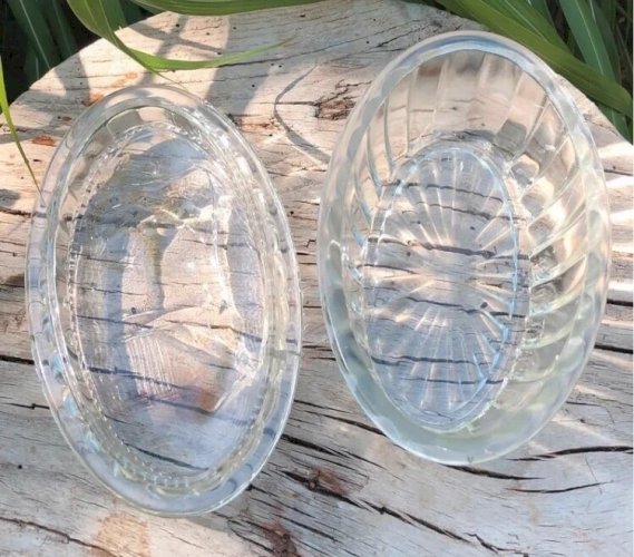 Beurrier vintage en verre moulé motif vache en relief