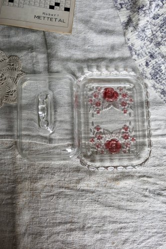 Beurrier vintage en verre moulé transparent à décor de roses roses