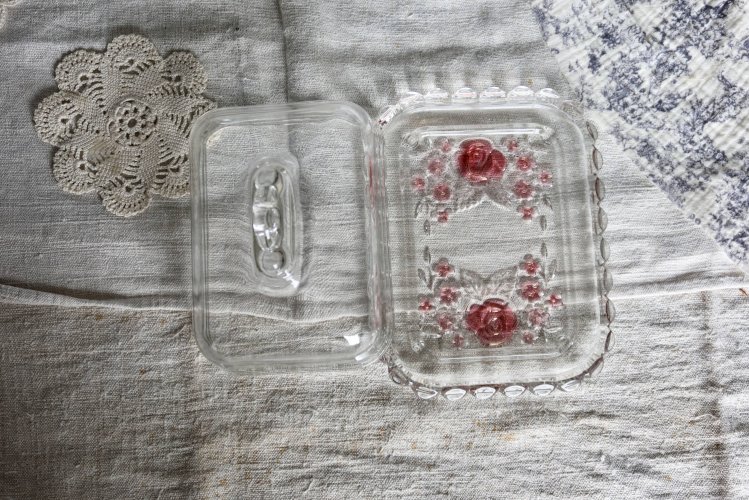 Beurrier vintage en verre moulé transparent à décor de roses roses