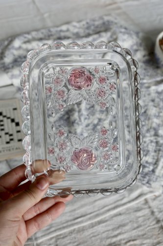 Beurrier vintage en verre moulé transparent à décor de roses roses