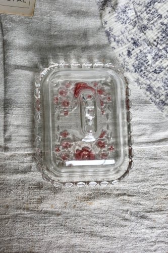Beurrier vintage en verre moulé transparent à décor de roses roses