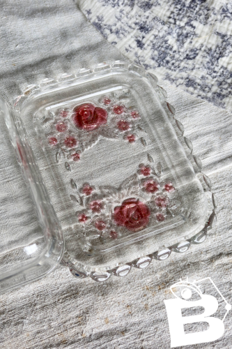 Beurrier vintage en verre moulé transparent à décor de roses roses