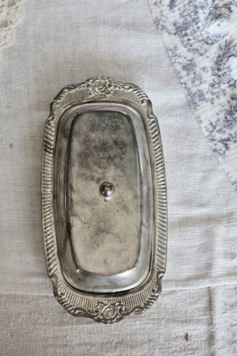 Beurrier vintage métal argenté style rocaille - Compartiment verre - Coutea