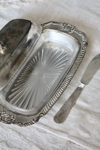 Beurrier vintage métal argenté style rocaille - Compartiment verre - Coutea