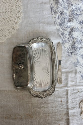 Beurrier vintage métal argenté style rocaille - Compartiment verre - Coutea