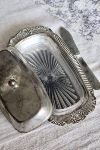 Beurrier vintage métal argenté style rocaille - Compartiment verre - Coutea