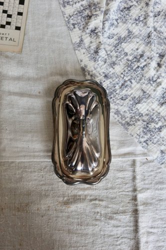 Beurrier vintage métal argenté style rocaille - Compartiment verre - Coutea