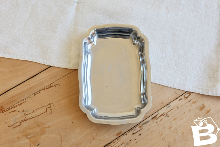 Beurrier vintage rectangulaire chantourné en métal brillant