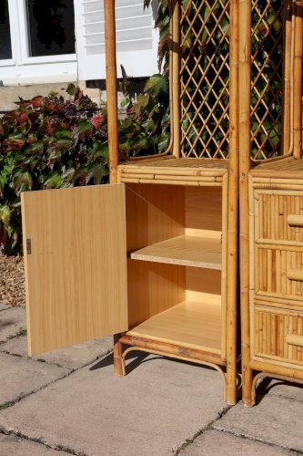 Bibliothèque, étagère sur pieds en rotin style pagode, 1970